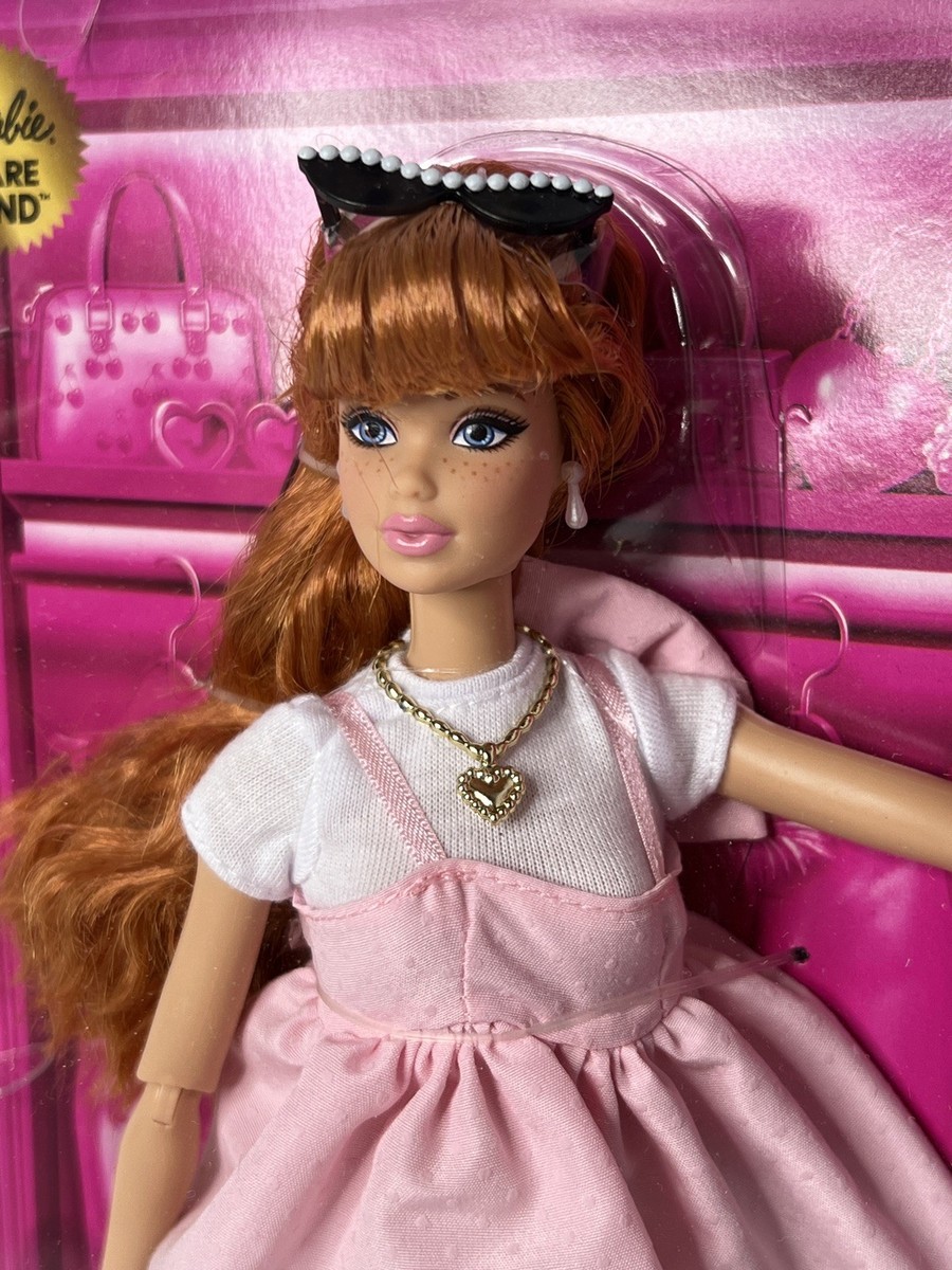 Muñeca Barbie Mini Deluxe Boy - Rubia, 10 Cm, Compatible Con Sets De Pista Y Vehículos