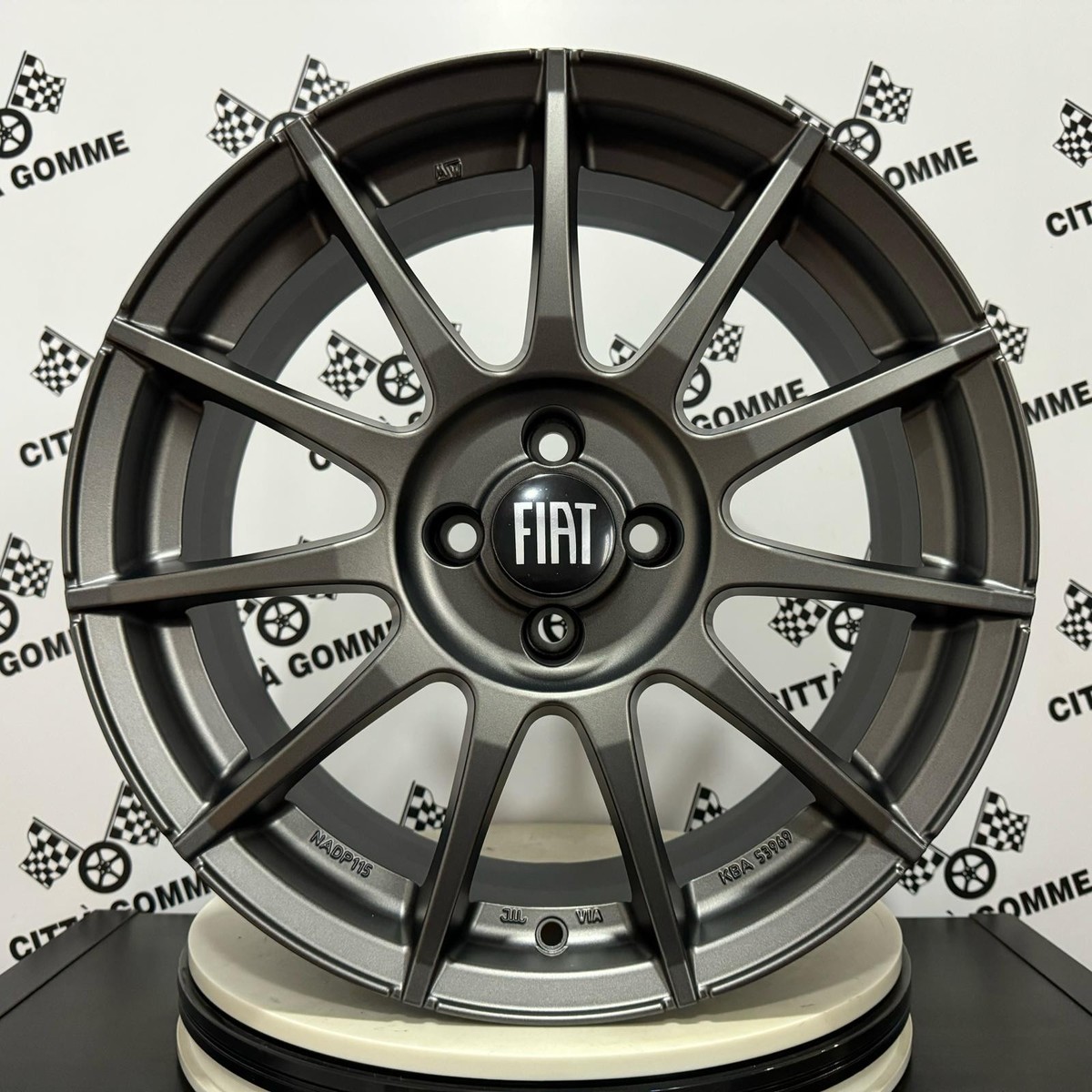 FIAT500 純正アルミホイール 16㌅ MOMOタイヤ 195/45/16 Set 4 Jantes en Alliage Fiat 500 De 16 
