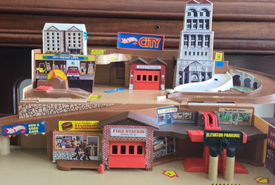 Vintage ''Hot Wheels CIty'' 1980 Sto & Go Set with Original Box 