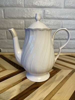 NIKKO JAPAN CROWN WHITE COFFEE POT & LID 50 OZ ALL WHITE SWIRL SHAPE