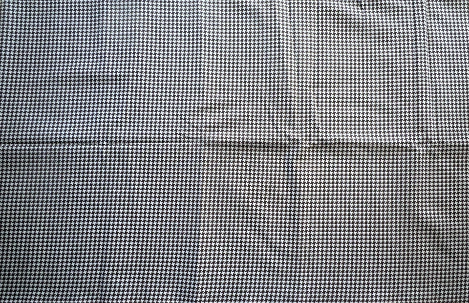 Tela de algodón pata de gallo marrón sobre fondo blanco pieza de 5 yardas X WOF Foto 2 de 3