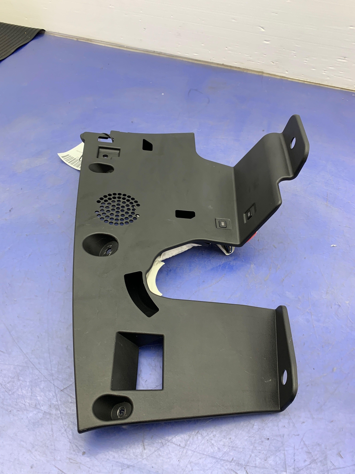 2017-2020 MASERATI LEVANTE M161 OEM LH FRONT LEFT LOWER KNEE PAD TRIM 670043363