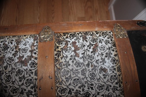 ANTIQUE VICTORIAN BLACK & WHITE FLORAL EMBOSSED TIN CAMELBACK TRUNK 22 X 30 X 17 - Picture 5 of 15