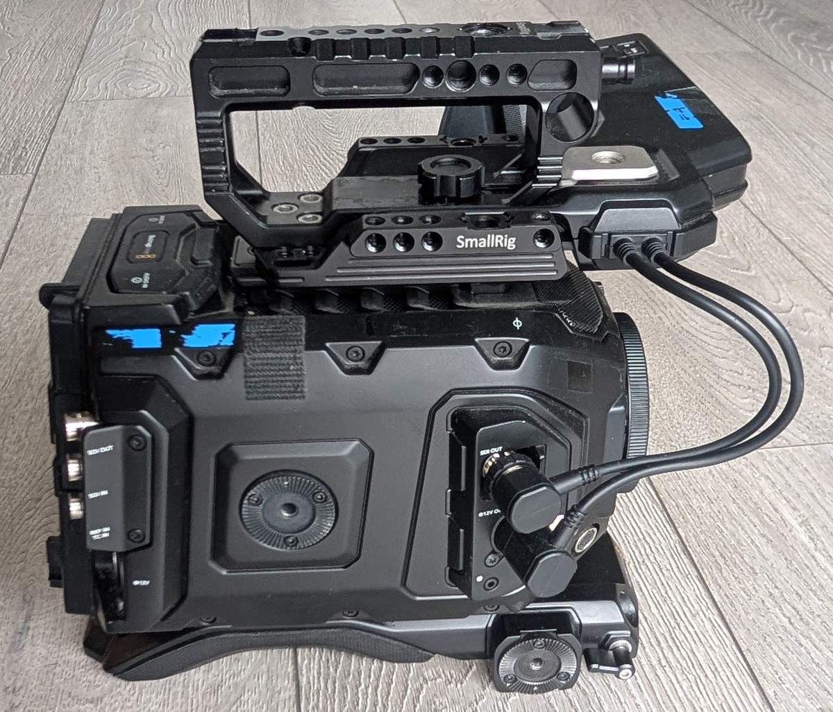 Blackmagic URSA Mini Pro 4.6k G1 + Viewfinder + VCT Shoulder Mount