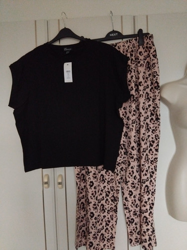 Ladies Pyjamas Size 20 BNWT - Picture 1 of 8
