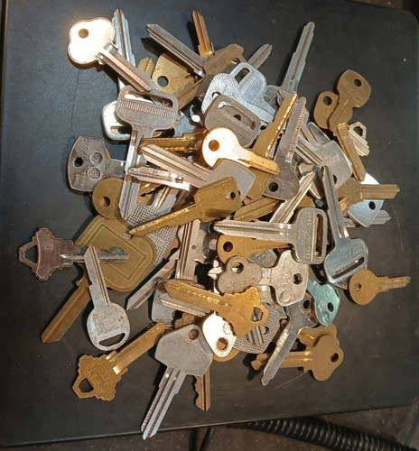 2 Pounds Of Miscellaneous Keys: Automotive, house, locks: Cut & Uncut