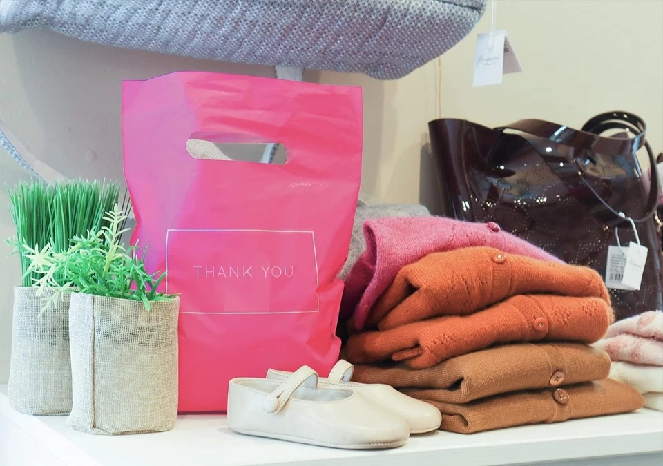 Bolsas De Compras Plastico Troqueladas De Color Rosa Con Logotipo Agradecimiento Foto 4 de 4
