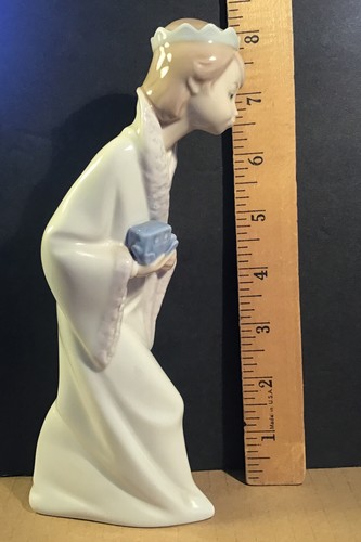 LLADRO Figurine BOY PRINCE With Toy Car B8S - Picture 9 of 9