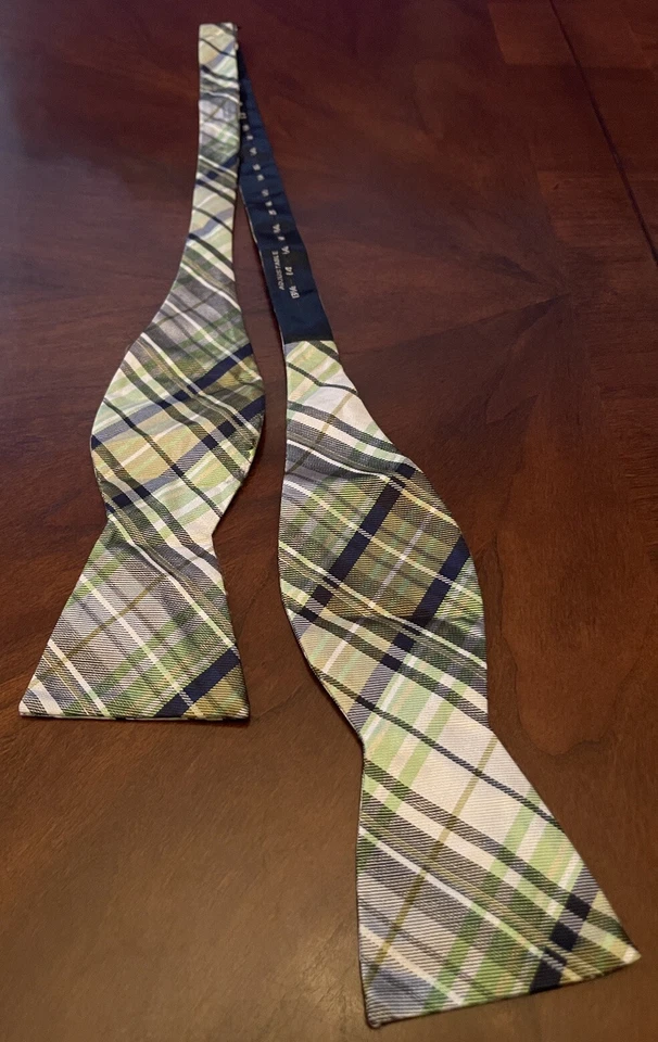 The Tie Bar Green Hand Made 100% Silk Men’s Bow Tie Made In China - Image 4 of 4