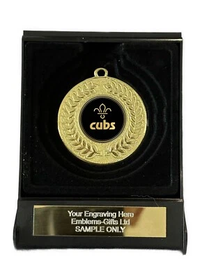 SMARTBADGE Cubs Award 50 mm Gold Kontur Medaille in Box (O) graviert kostenlos