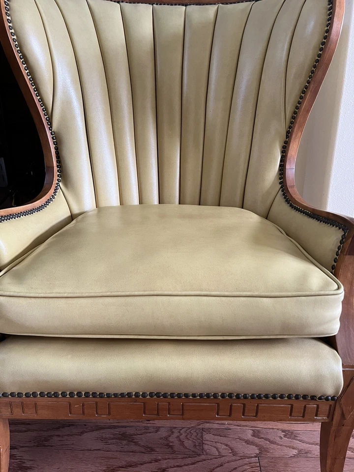 Silla de ala de nogal con respaldo de barril moderna vintage de mediados de siglo amarillo mostaza Foto 4 de 4