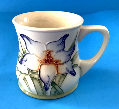 Taza vintage inglesa Moorcroft MCC 2001 taza jardín flor firmada 8 oz usada en excelente estado - Imagen 2 de 7