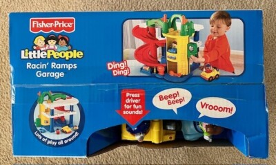 Fisher-Price Little People – Garaje De Coches Con Ascensor Y Timbre Real, Incluye 2 Vehículos Con Personajes, Juguete Para Niños De 18 Meses A 5 Años (FHG50)