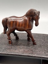 Japanisches Netsuke mit stehendem Pferd und Markierung an der Unterseite Bauches