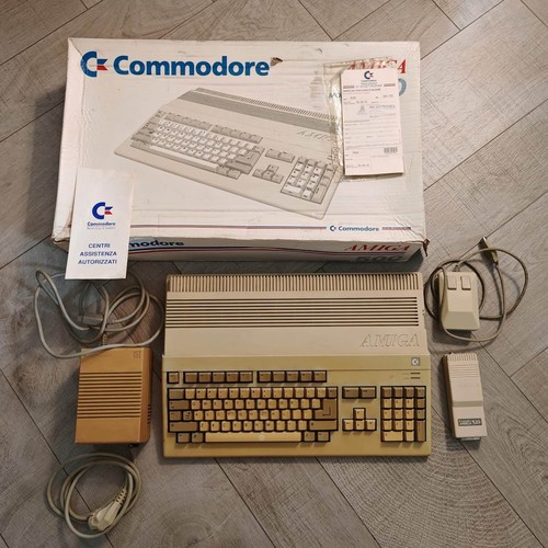 AMIGA 500 CON SCATOLA TAGLIANDO DI GARANZIA ALCUNI ACCESSORI - LEGGI DESCRIZIONE