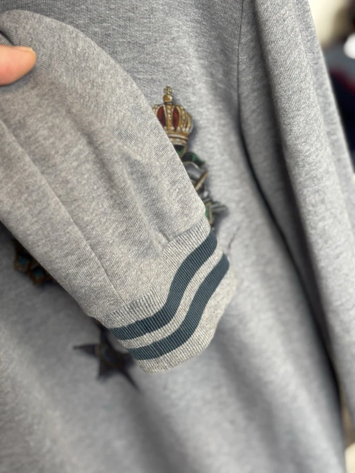 Camiseta Dolce & Gabbana Gris Manga Larga (56) Con Borde Azul Foto 4 de 4