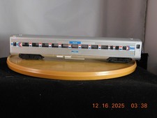 Carrozza passeggeri scala HO Amtrak rinumerata con lettere argento Siesta