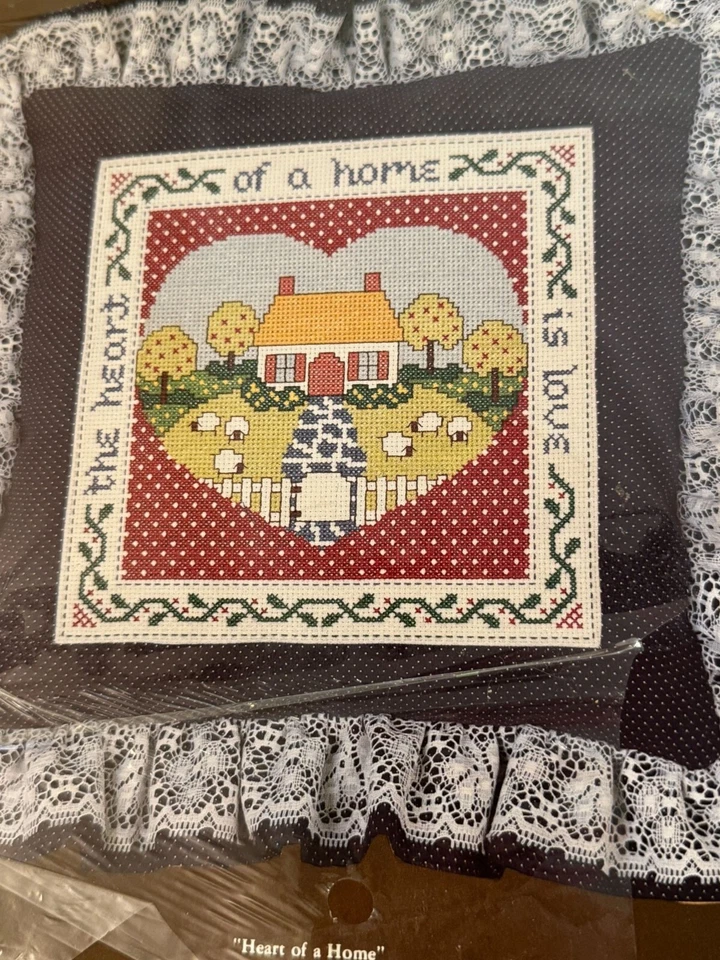 Kit de Almohada Paragon Needlecraft Contado Punto de Cruz Corazón de un Hogar con Encaje Foto 2 de 4