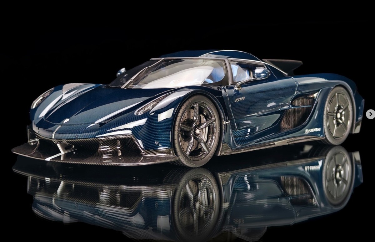 1/18 FrontiArt Koenigsegg Jesko Absolut in Blue Carbon Carbon Base