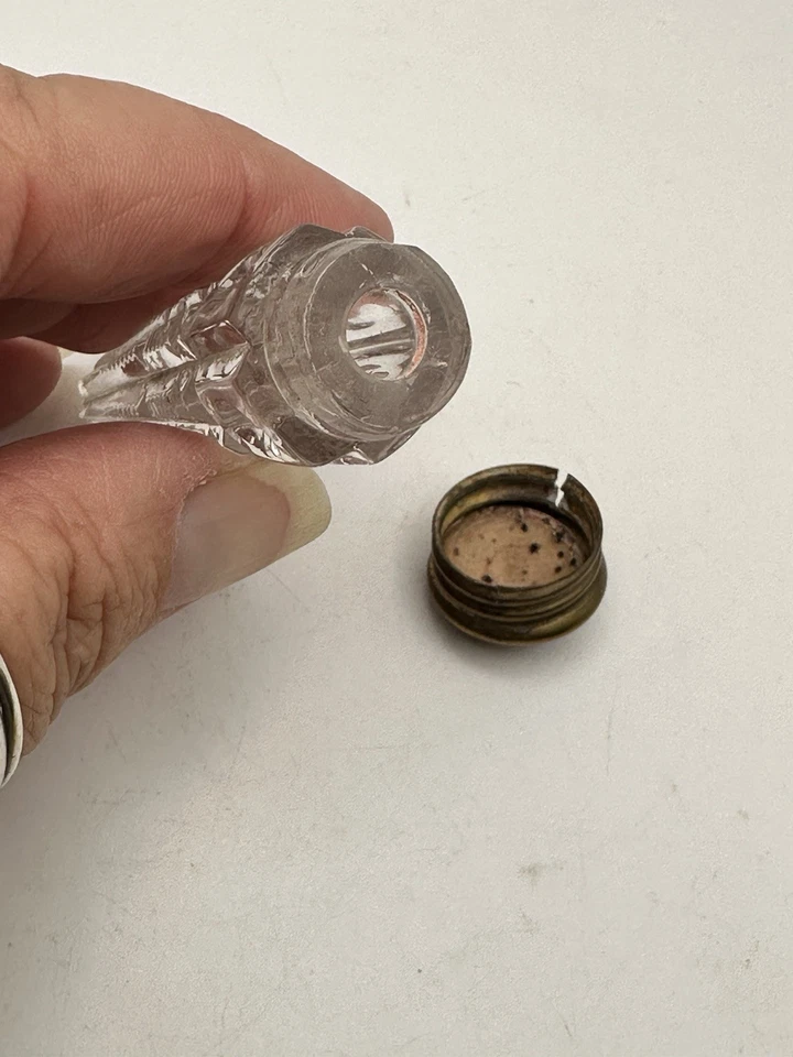 19th Century Victorian Cut Glass Perfume Bottle Gilded Brass Screw On Cap Split - Image 4 of 4