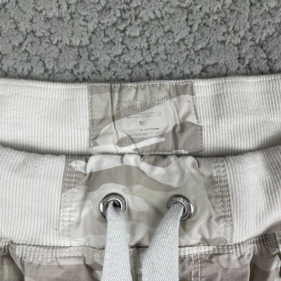Pantalones de chándal Calvin Klein Performance cargo para mujer medianos blancos tostados camuflaje cordón Foto 2 de 4