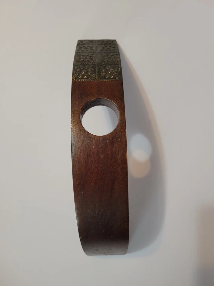 Portabotellas de Vino de Madera Cubierta de Metal Decorativa Vintage con Botella de Vino Azul Foto 4 de 4