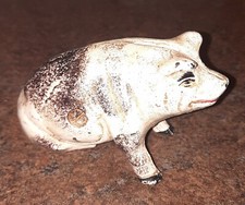 Figura Antigua Original Cerdo Sentado Hierro Fundido Moneda Alcancía Crema Con Manchas