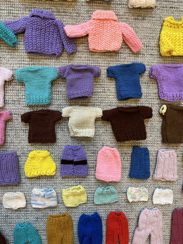 Lot Vintage Barbie & Friends Hand Knitted or Crocheted Dresses Skirts Tops Pants - Picture 12 of 19