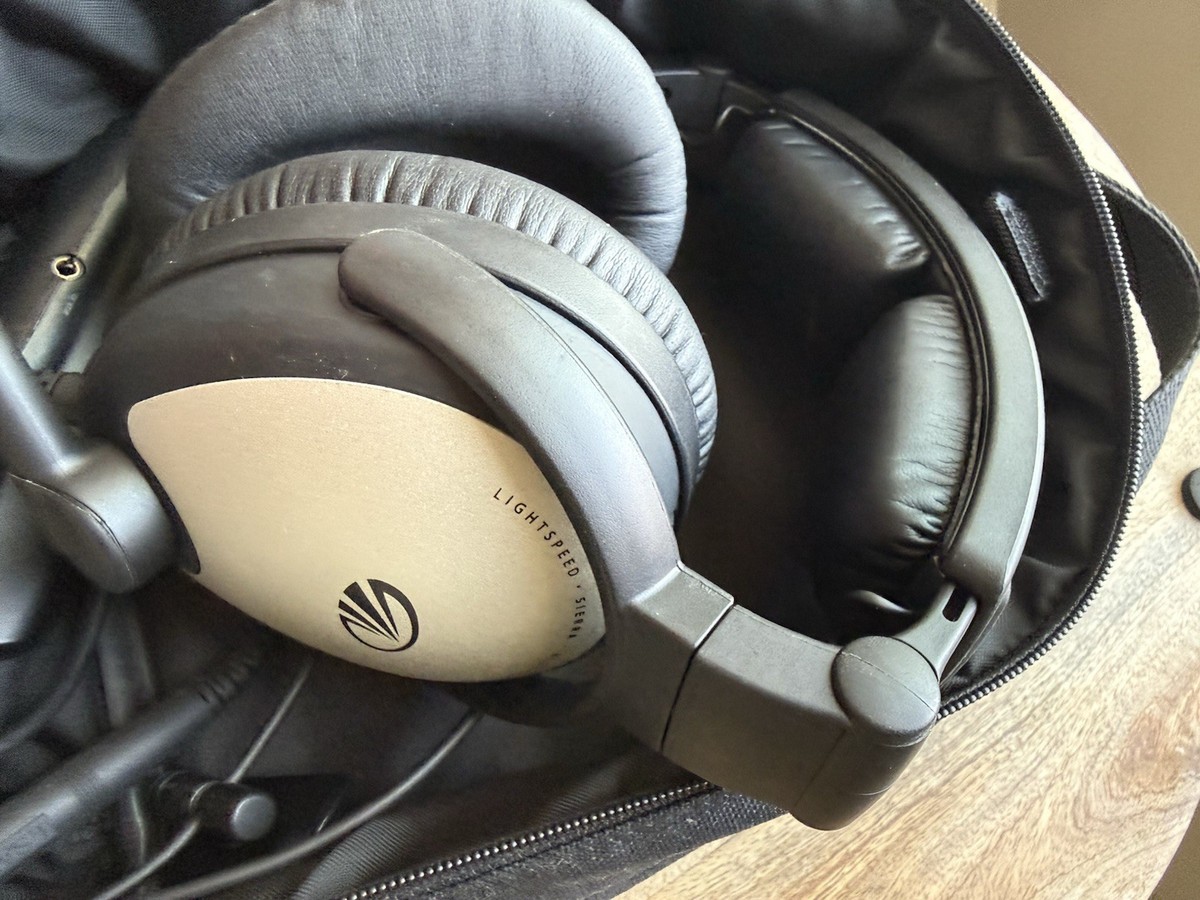 Like-New Lightspeed Aviation Sierra ANR Aviation Headset GA/Dual