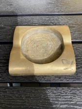 Mosiężna popielniczka vintage z grawerem kwiatowym, styl połowy wieku, używana