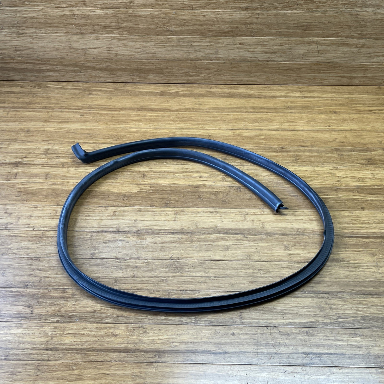 McLaren 570S Spider 2017-2021 Front Right Outer window scraper seal