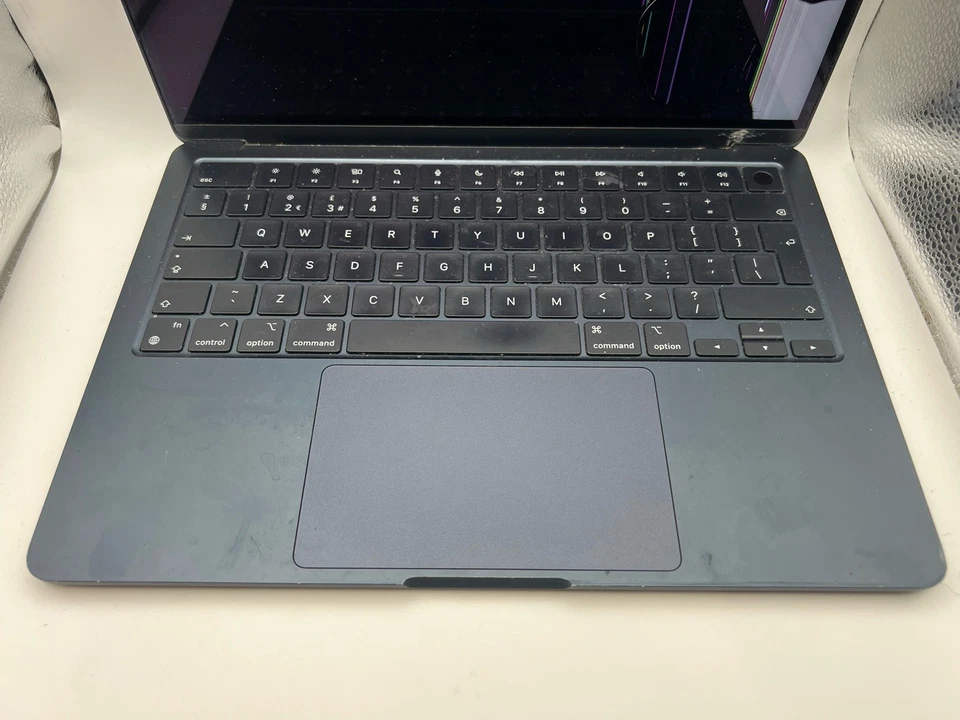 Apple MacBook Air 13-inch M2 8GB RAM 256GB SSD Midnight - Image 3 of 4