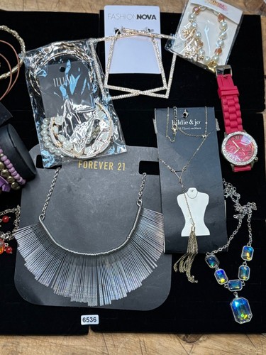 Mixed Jewelry Lot Featuring Necklaces Bracelets Watches & Earrings From Brands L - Picture 6 of 18