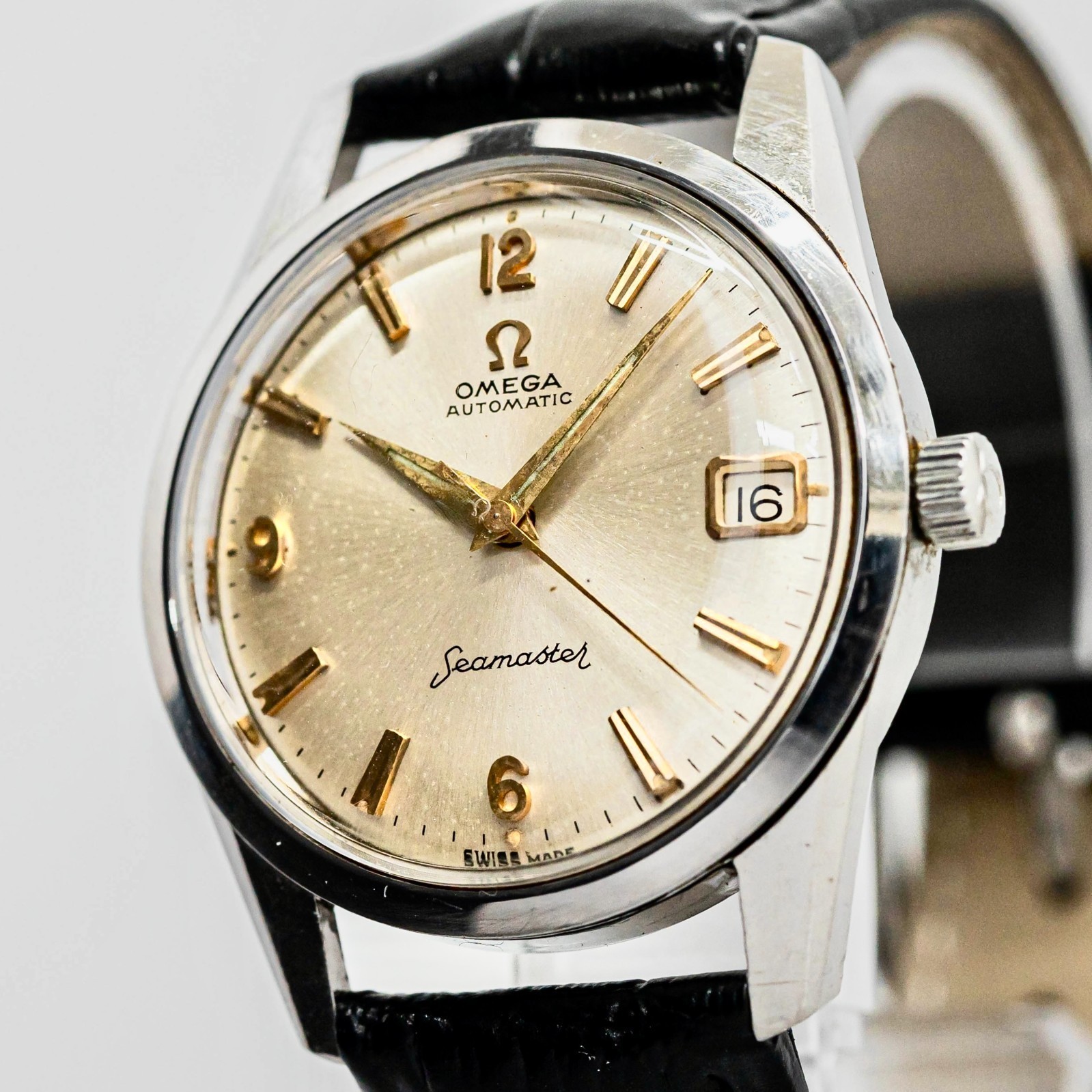 *NEAR OMEGA Seamaster Cal.562 Date Arabic
