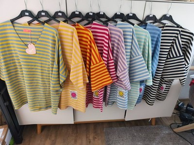 MADE IN ITALY schönes gestreiftes Shirt V-Ausschnitt Patch Gr. 38 40 42  NEU