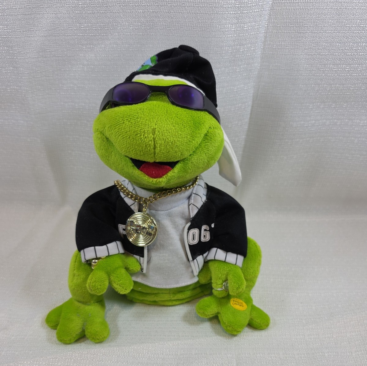 Gemmy Frogz Rock Rap It Ribbit Hip Hop Frog Singing Plush Livin