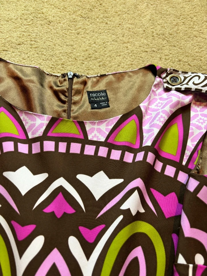 Платье-футляр Nicole от Nicole Miller с принтом медальон шелковистое богемное длина до колена 4 - Изображение 4 из 4