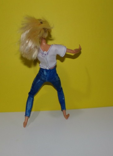 Mattel Barbie Made To Move Doll - Faded Jeans Half Shirt some Lettering off OOAK - Picture 2 of 2