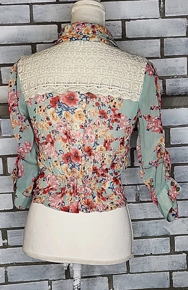 ☆ American Rag Cie Junior’s 3/4 Sleeve Sheer Floral Button Up Blouse Size XS  - Image 4 of 4