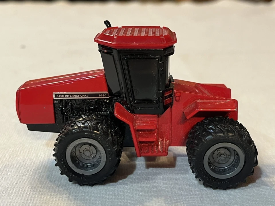 1/64 Ertl Case International Farm Toy Lot Of 5, Tractor, Feeder, Baler, Wagon - Image 3 of 4