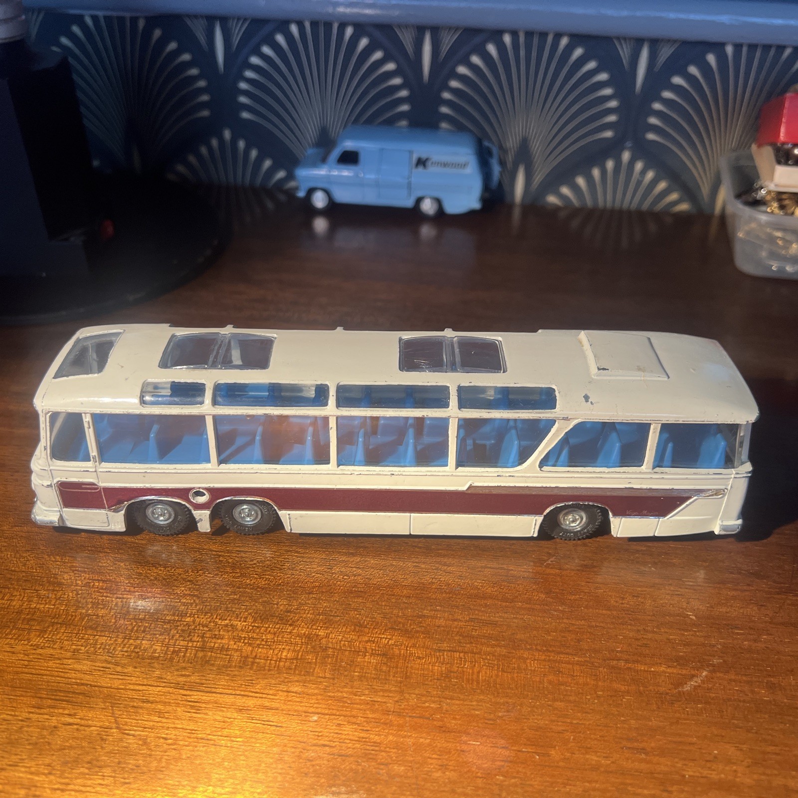 Dinky 952, Vega Major Luxury Coach - Free Price Guide & Review