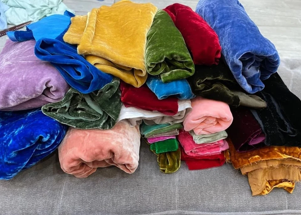 Vintage Pack of 50 solid Silk Velvet Remnants Scraps in 5x5" 8x8" Custom Sizes - Image 4 of 4