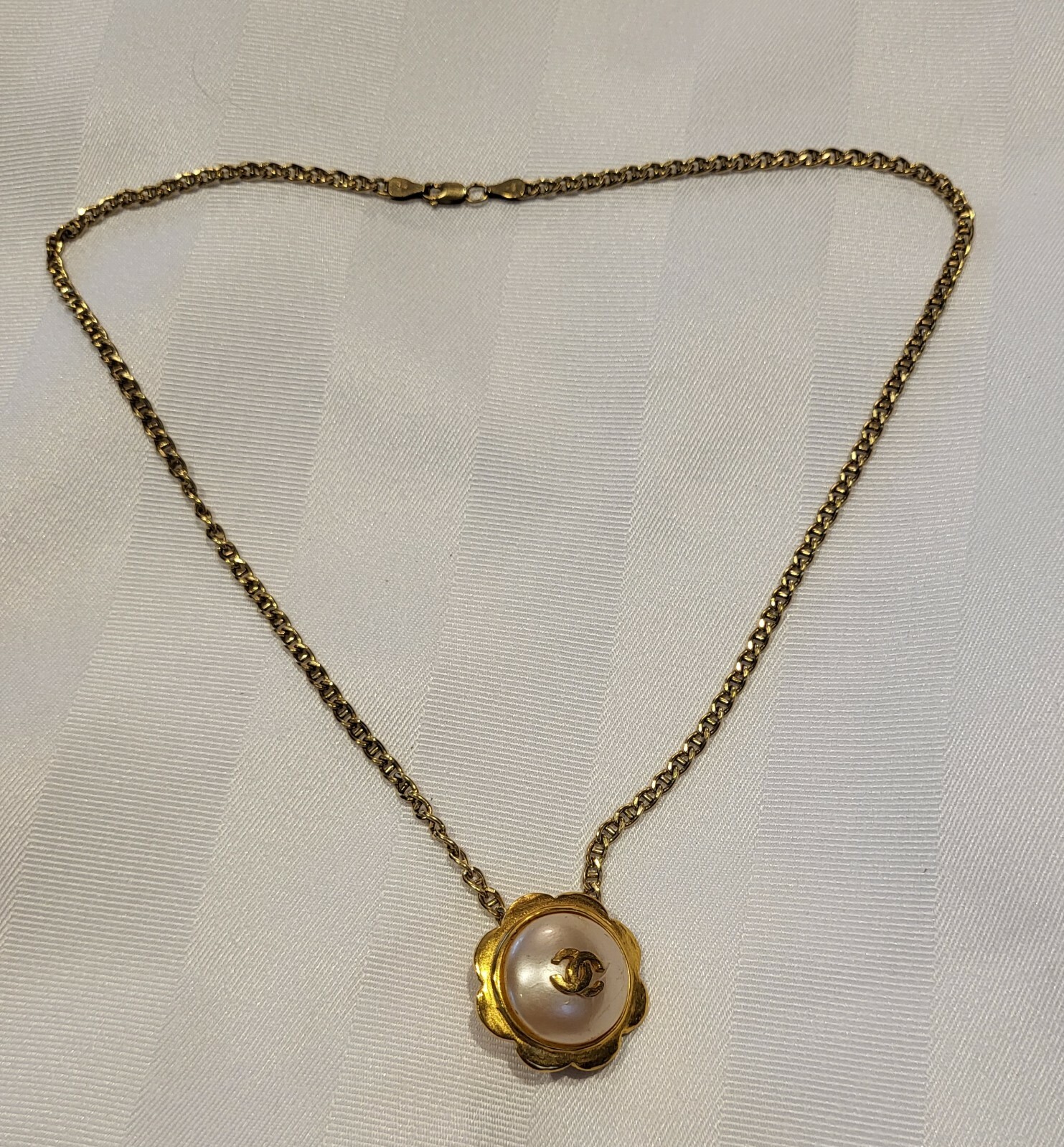 CLASSY AUTHENTIC CHANEL PEARL BUTTON CC LOGO VINT… - image 9