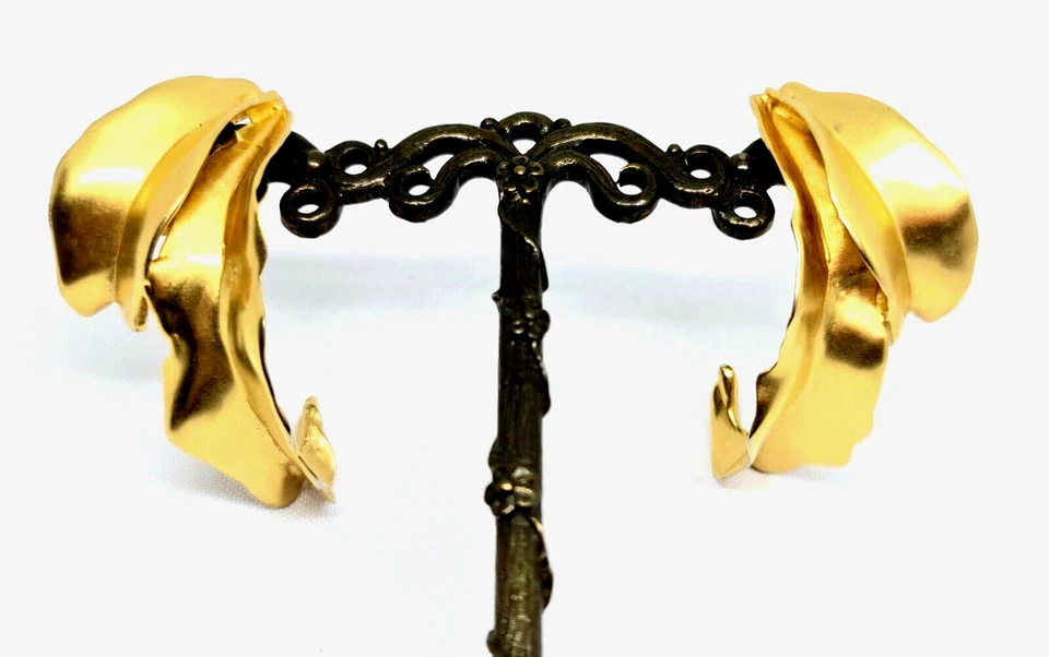 Preciosos PENDIENTES ESCULTÓRICOS MODERNISTAS ROBERT LEE MORRIS chapados en oro únicos. Foto 2 de 4