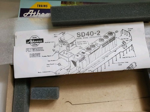Athearn 4421 SD40-2 DMY Powered Locomotive CN NAFTA 5930 - HO - Picture 3 of 19