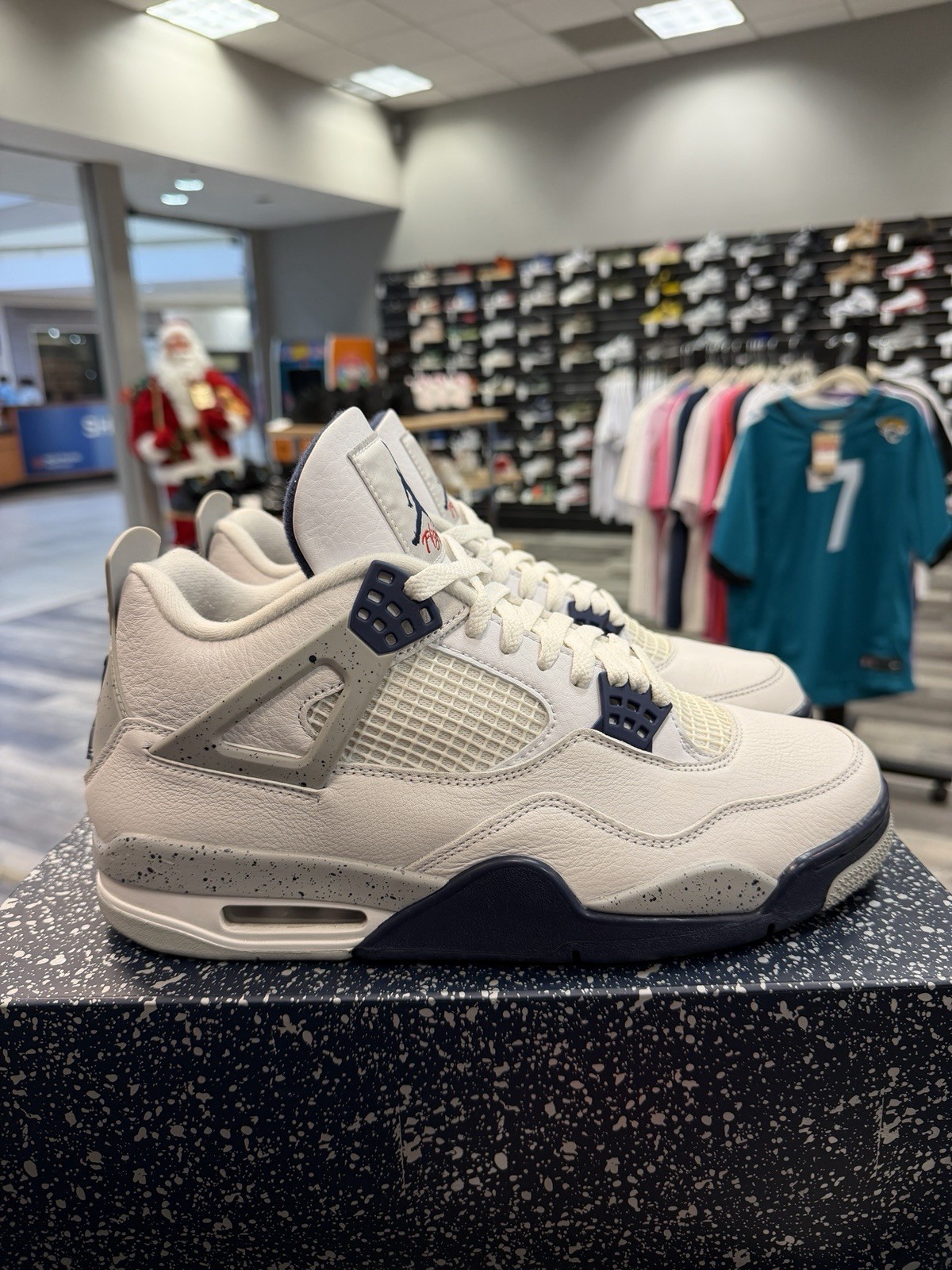 Size 10.5 - Air Jordan 4 Retro Midnight Navy DH6927-140