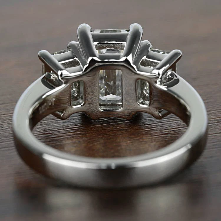 Anillo de compromiso de diamantes de 3 piedras talla esmeralda de 1,70 quilates de oro blanco de 14 quilates G VVS2 talla 8 Foto 4 de 4