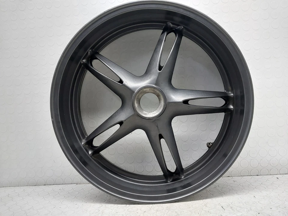 Llanta trasera Triumph Speed Triple 1050 2005 2006 2007 Foto 2 de 4