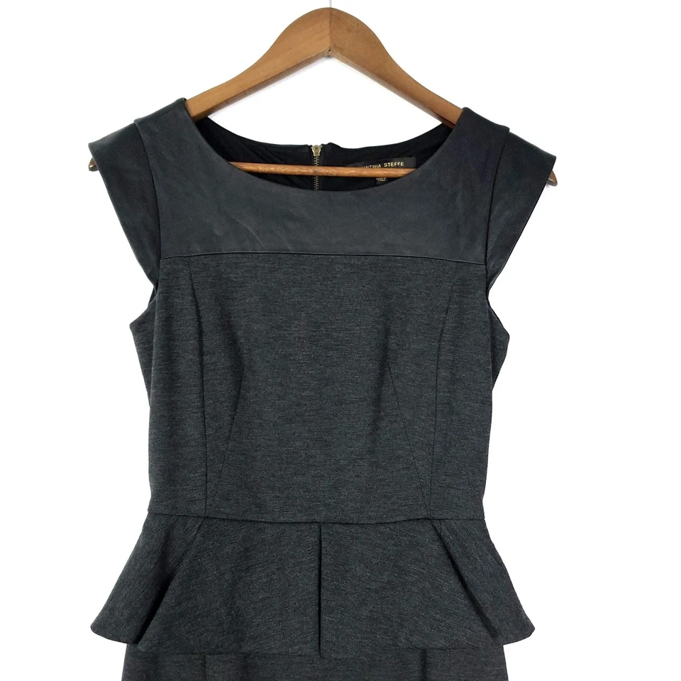 Vestido Cynthia Steffe Gris Cuero Escote Manga Gorra Peplum Vaina Talla 0 Foto 3 de 4