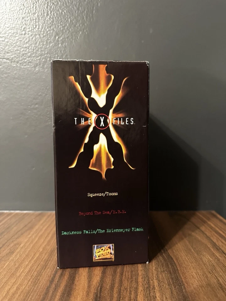The X-Files VHS Boxed Set - 6 Episode Collection with Original Promo Art Cards - Image 2 of 4